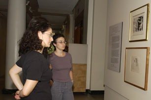 Image of: Museum goers