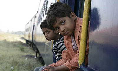 Azharuddin Mohammed Ismail (left) and Ayush Mahesh Khedekar in 'Slumdog Millionaire.'