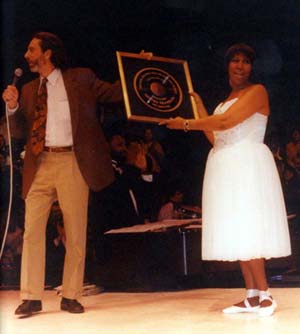 Conforth welcomes Aretha Franklin to the Rock And Roll Hall of Fame, 1987. (Image courtesy of Bruce Conforth.)