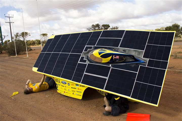 University of Michigan solar car team race crew member Ethan Lardner works on Quantum during a control stop on a practice race in Australia. Credit: Evan Dougherty
