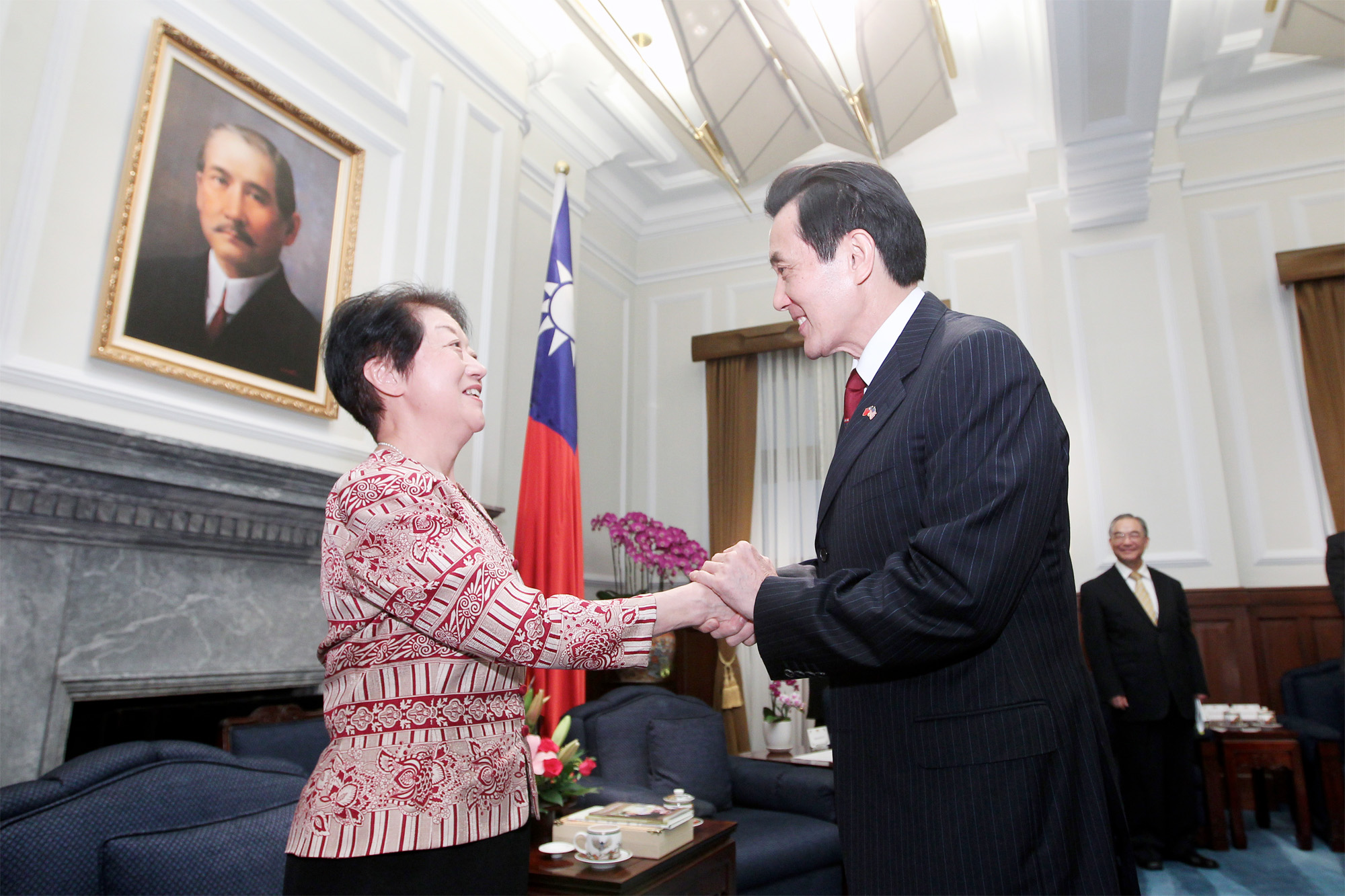 Jiu-Hwa Lo Upshur (left) and Taiwanese President Ma Ying-jeou