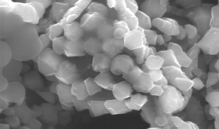 An electron microscope image shows the pure silicon crystals, generated with the new greener technique.
