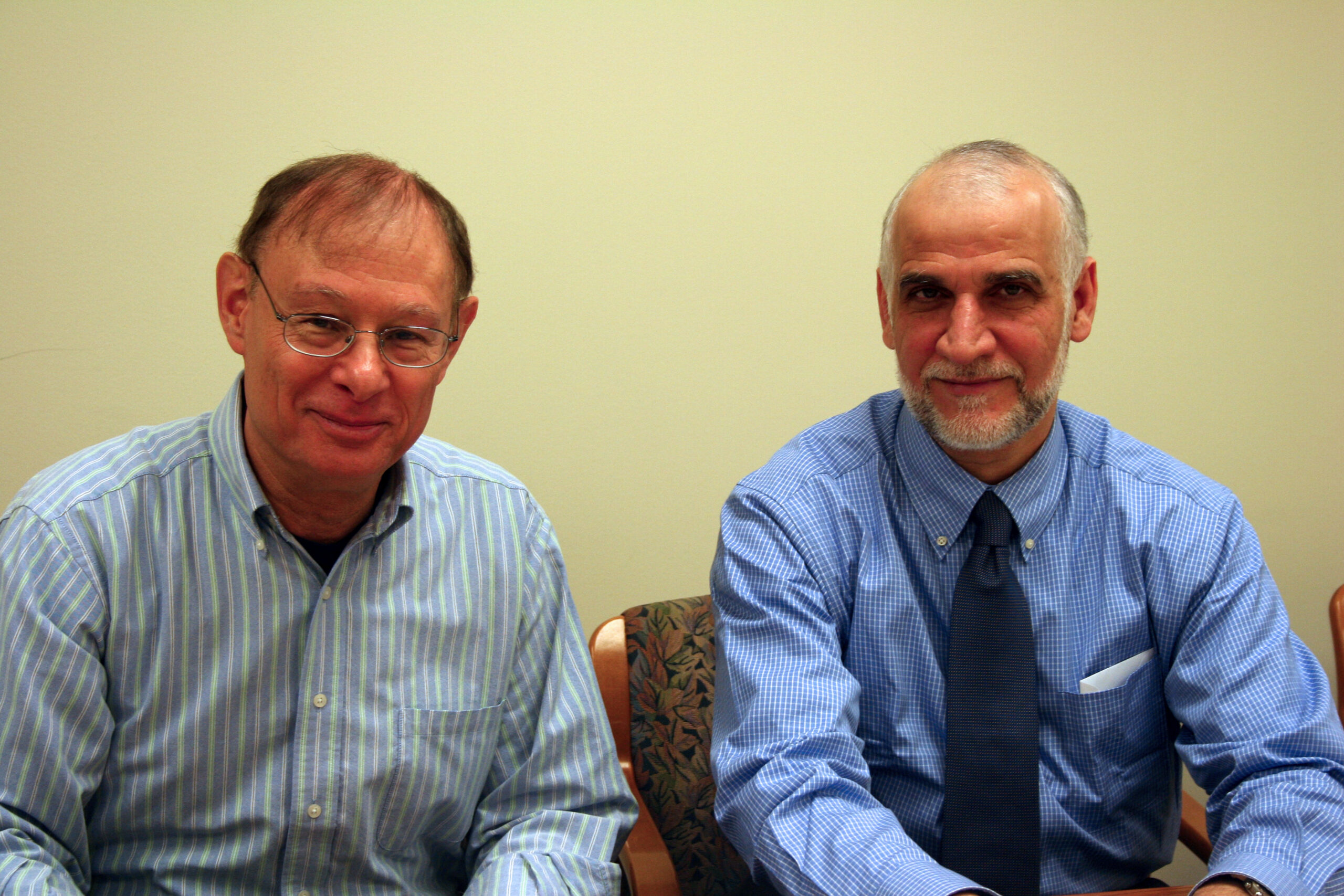 Mark Tessler (left) with SESRI director Darwish Al-Emadi.