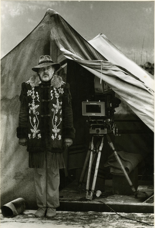 Robert Altman on the set of "McCabe & Mrs. Miller" (1971). Image courtesy of the Special Collections Library at the University of Michigan.
