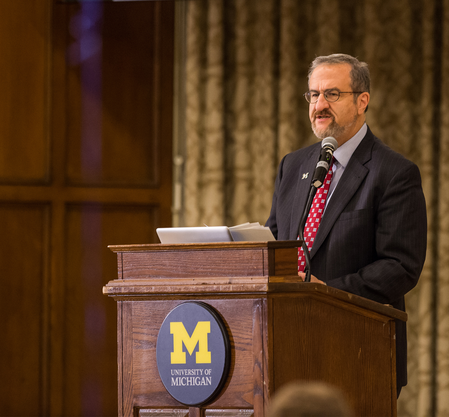 President Mark Schlissel congratulates the winners of the 1,000 Pitches contest. Image credit: Austin Thomason, Michigan Photography