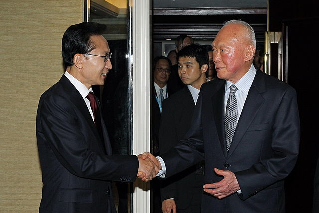 President Lee Myung-bak (left) meets with then Singapore Minister Mentor Lee Kuan Yew at a 2010 event. Image credit: Korea.net / Korean Culture and Information Service (Photographer name) [CC BY-SA 2.0 (http://creativecommons.org/licenses/by-sa/2.0)], via Wikimedia Commons