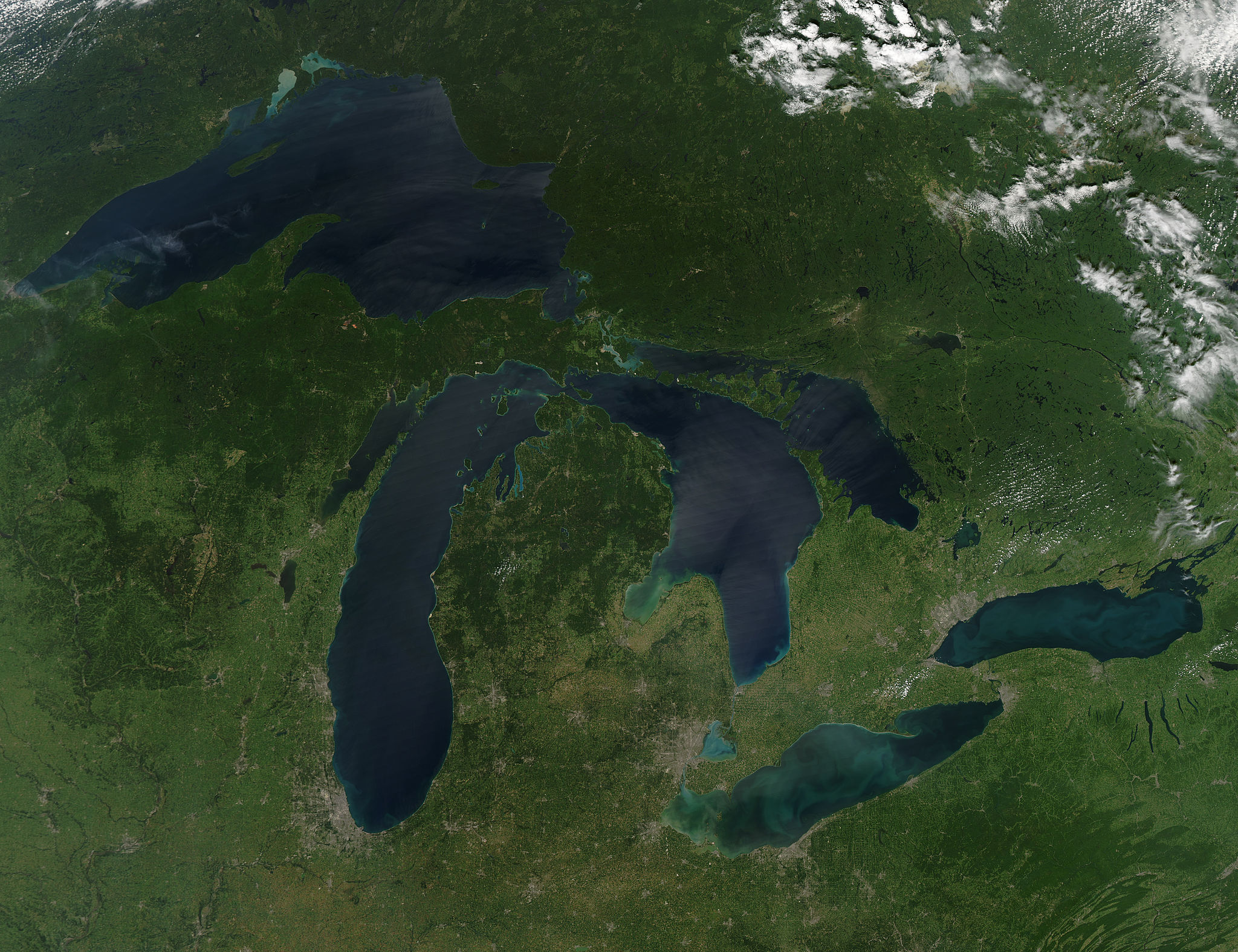 Late August 2010 provided a rare satellite view of a cloudless summer day over the entire Great Lakes region. The image was gathered by the Moderate Resolution Imaging Spectroradiometer (MODIS) on NASA’s Aqua satellite. Image credit: NASA via Wikimedia Commons