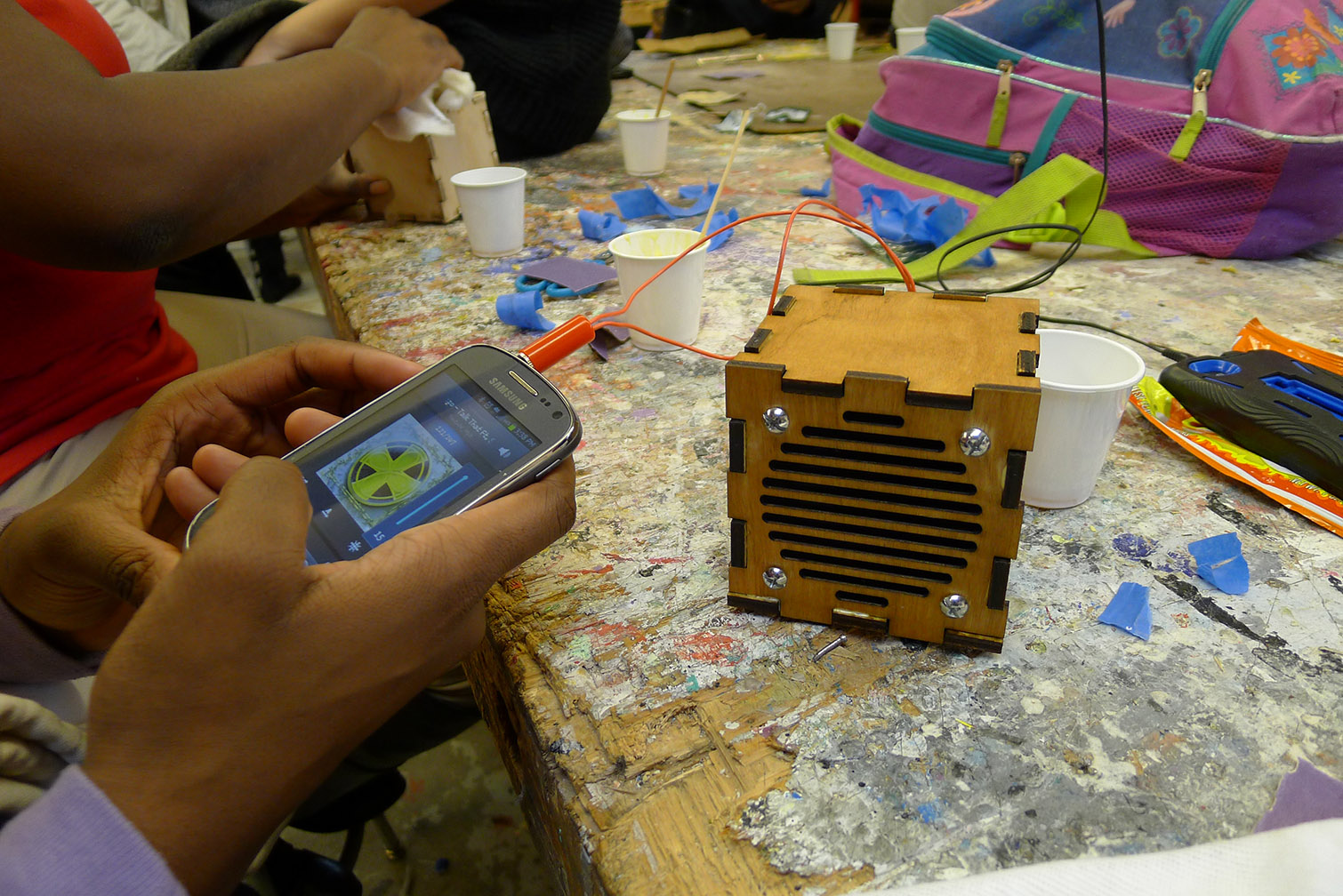 A student uses a mobile app to control the newly-built speaker. Image credit: Charlie Michaels