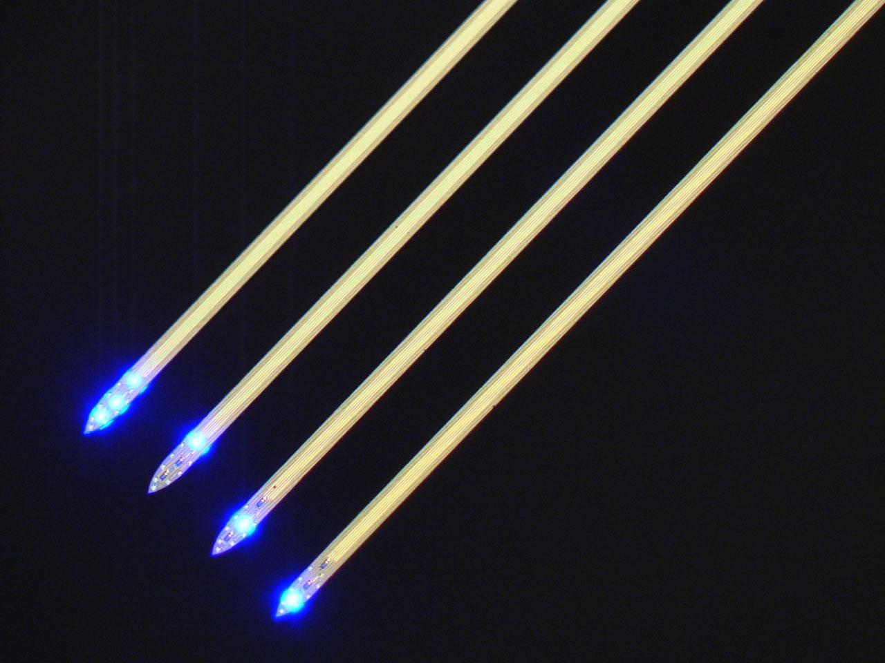 The tines of the probe are just under a tenth of a millimeter wide. Equipped with minuscule LED lights and electrodes, each tine can stimulate and measure about a hundred individual neurons. Images credit: Fan Wu, Yoon Lab, University of Michigan