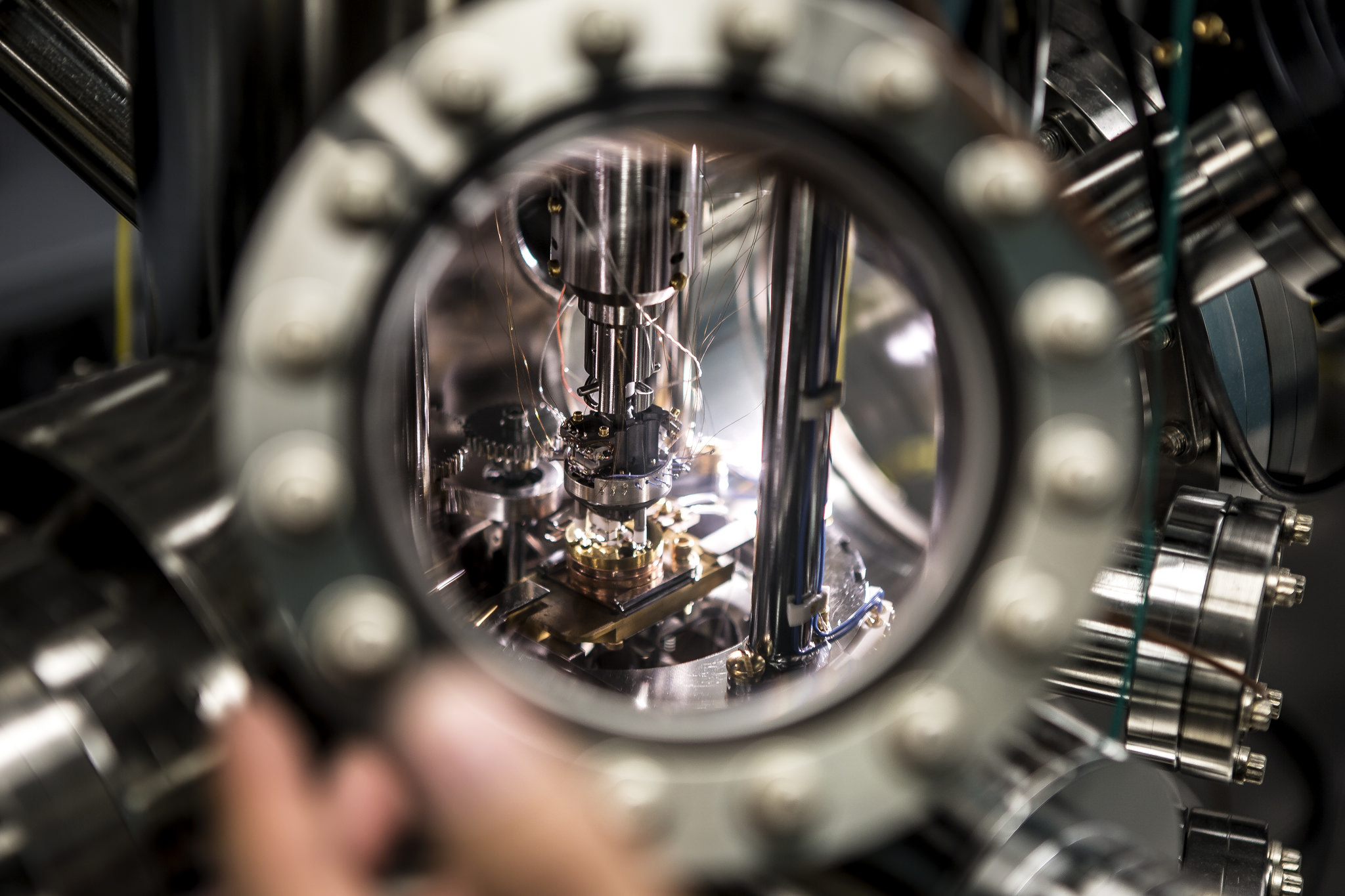 The view inside the Ultra High Vacuum Scanning Thermal Microscope, which was used to measure temperature fluxes at the nanoscale. Image credit: Joseph Xu