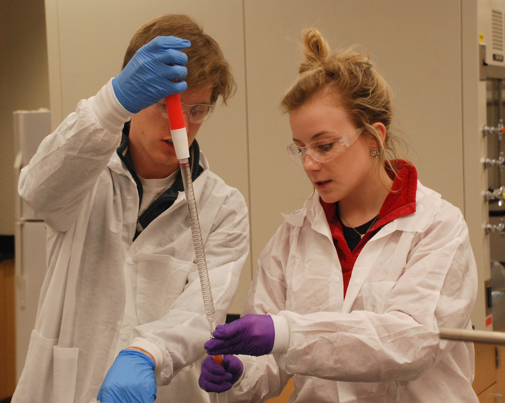 Undergraduate biology students Samuel McMullen, left, and Hannah Engle. Students in the lab course extracted DNA from their stool samples and sequenced their community of gut microbes. Image credit: Dale Austin