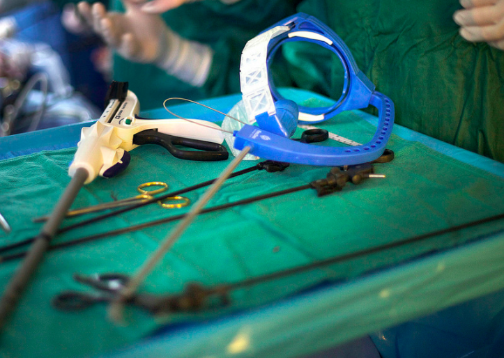 University of Michigan professor James Geiger use a FlexDex instrument for the first time in a surgery at the University of Michigan Hospital. Image credit: Marcin Szczepanski