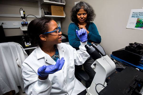 Rhonda Jack, a chemical engineering doctoral student and Sunitha Nagrath, associate professor of chemical engineering, discuss results from a cancer cell detection device. Credit: Joseph Xu