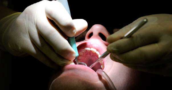 A dentist examines a patient. Image credit: Marcos T. Hernandez, Wikimedia Commons