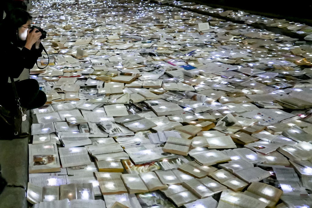 Toronto’s nuit blanche, a city-wide contemporary art celebration, hosted luzinterruptus in 2016. Image credit: Lola Martinez