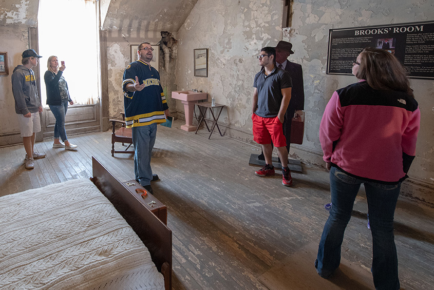 Photo of Aaron Kinzel taking students on a prison tour.