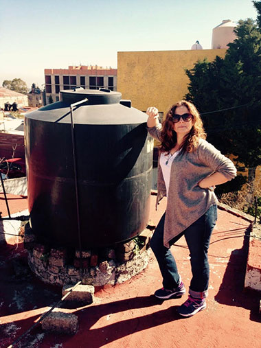 Photo of Elizabeth Roberts with a tinaco