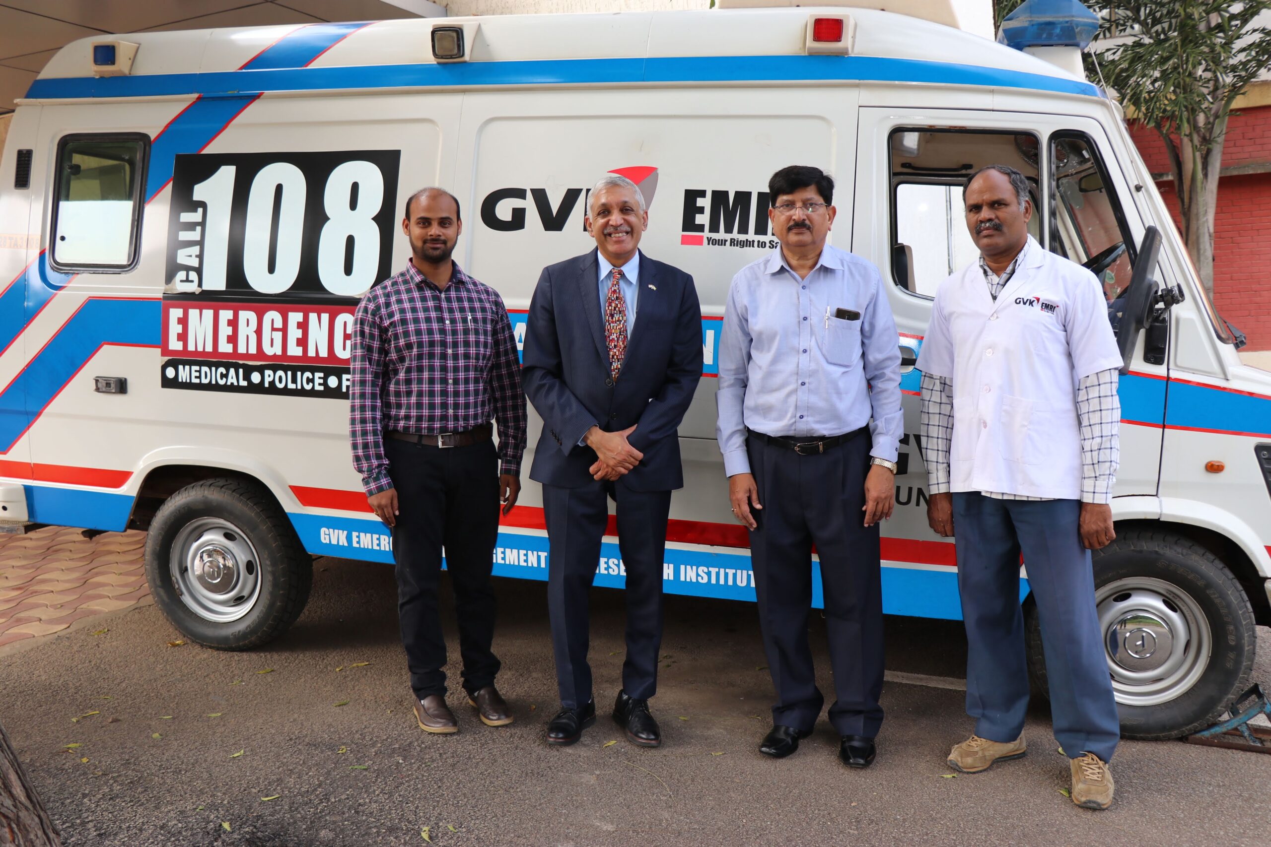 U-M Medical School researcher Krishnan Raghvendran with Ramana Rao, medical director of GVK-EMRI. Image credit: Krishnan Raghvendran