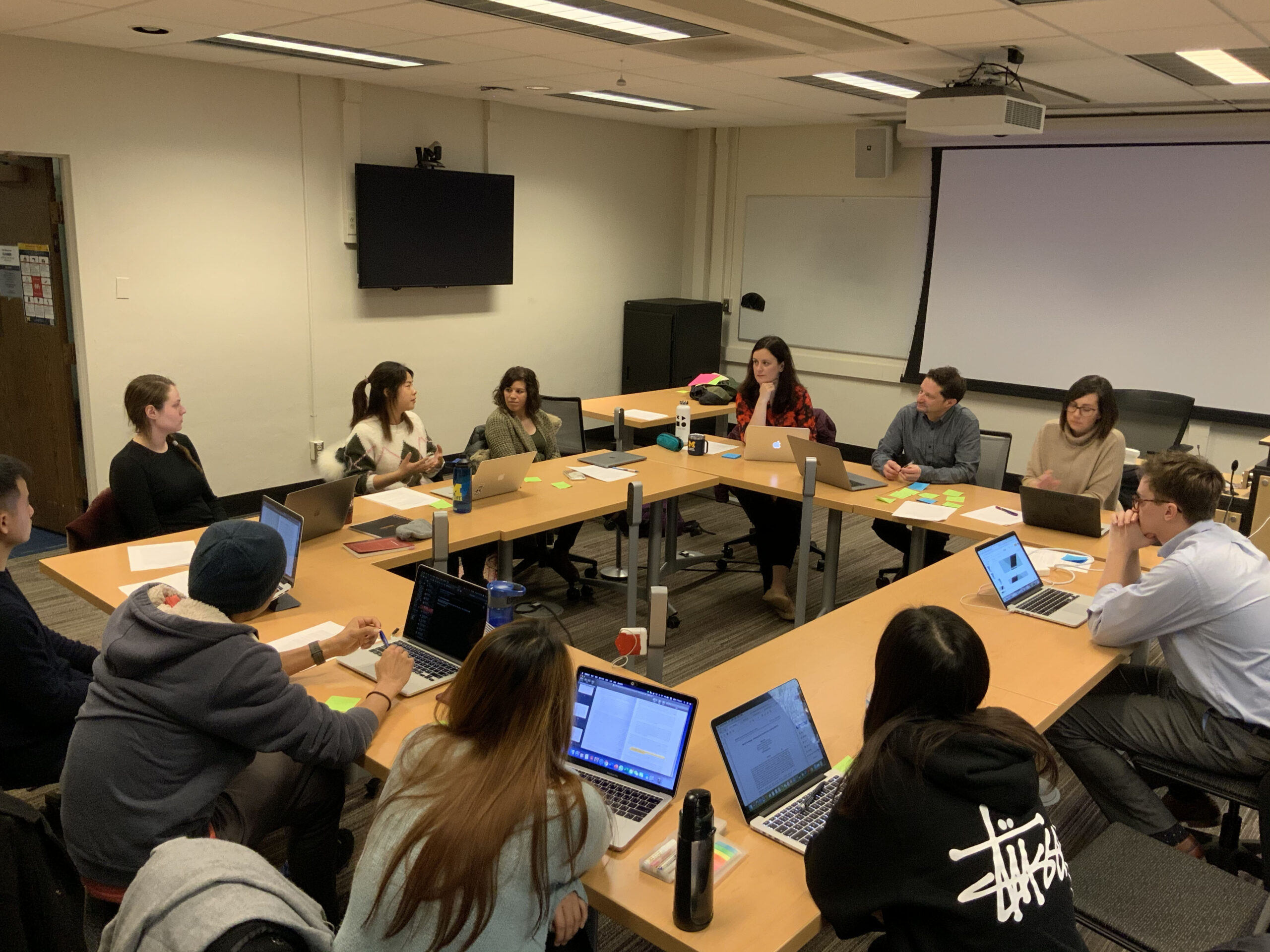 Instructors and students in the Learning Experience Design certificate course participate in a discussion. Image credit: Samantha Sieren, Center for Academic Innovation