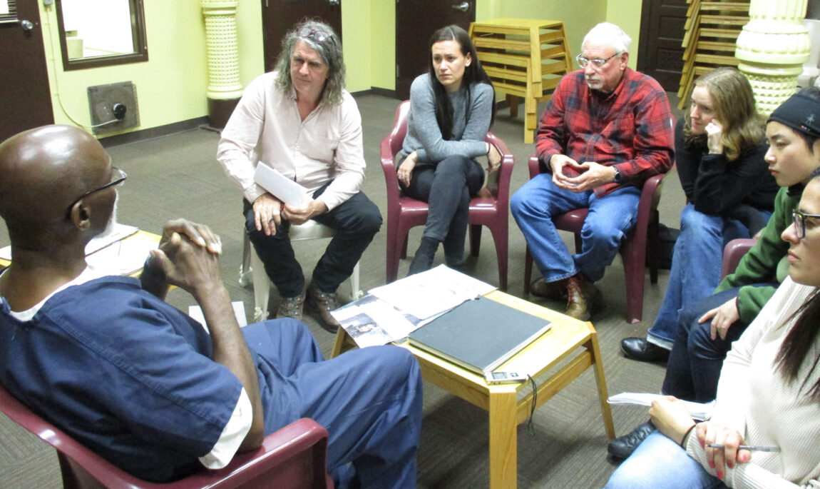 During the art selection processes, the curators and volunteers talk directly with the incarcerated artists, analyze their pieces, give them feedback and select which works will be displayed, considering the audience, budget and gallery space.
