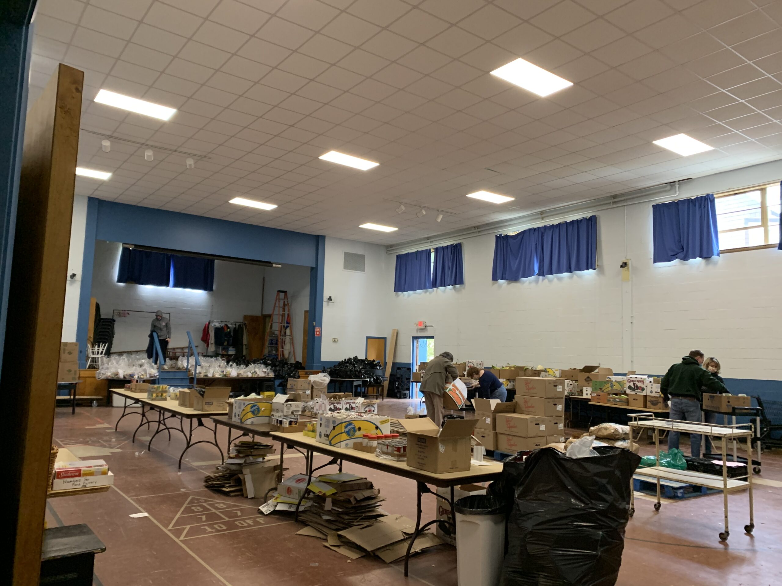 Rose’s Bounty drive-up food pantry in Boston where Aoife Harte served when COVID-19 forced her to head home before the semester ended. Image credit: Aoife Harte