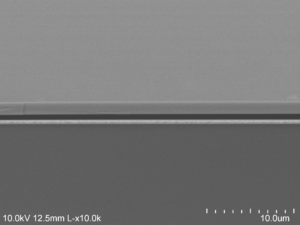 The electron microscope image shows the air (darkest gray) sandwiched between the gold backing at the bottom and the semiconductor at the top. Image credit: Dejiu Fan, U-M Optoelectronic Components and Materials Group