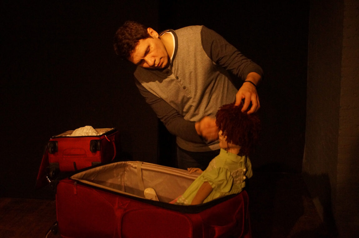Rogério Pinto during a performance of his play "Marília."