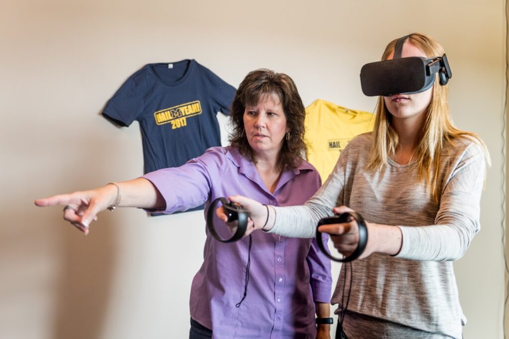 Michelle Aebersold guides a student during a simulation exercise with the Oculus Rift. Image courtesy: Michelle Aebersold