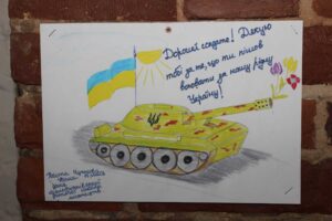 A children’s drawing on the wall of a cafe thanking the soldiers who defended the country for their service. Image credit: Greta Uehling