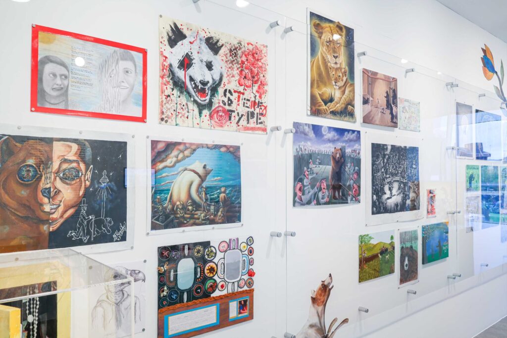 "WE BEAR" art exhibit. Photo credit : Tegen Kimbley