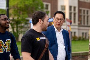 Santa Ono chats with two U-M students