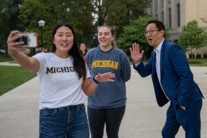 Santa Ono takes pictures with students on the U-M campus