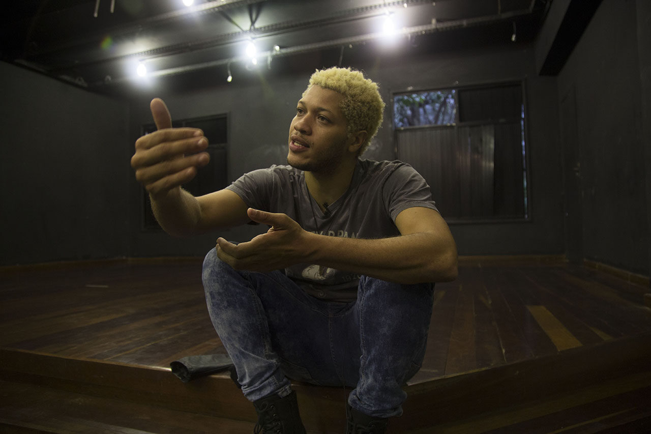 Wallace Lino, a resident of the Nova Holanda favela and a UNIRIO student, discusses the Teatro em Comunidade program with U-M students. Image credit: Levi Stroud