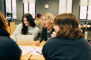 Dean Elizabeth Moje in a classroom. Image credit: SOE
