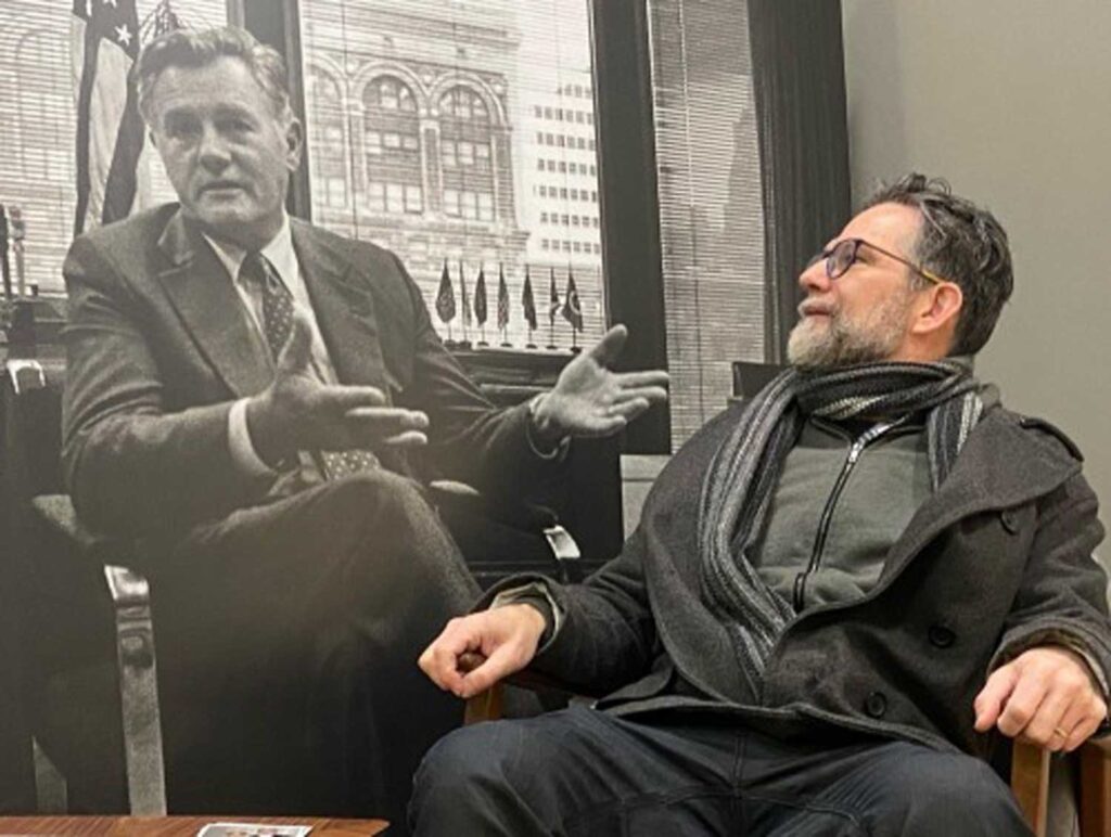 Paul Draus takes a lesson in history from Valdas Adamkus. Image credit: Magnetinė Fotostudija