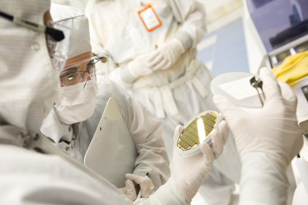 Members of various community colleges tour and make plates in the Lurie Nanofabrication Facility on August 1, 2013. Image credit: Joseph Xu, Michigan Engineering Communications & Marketing