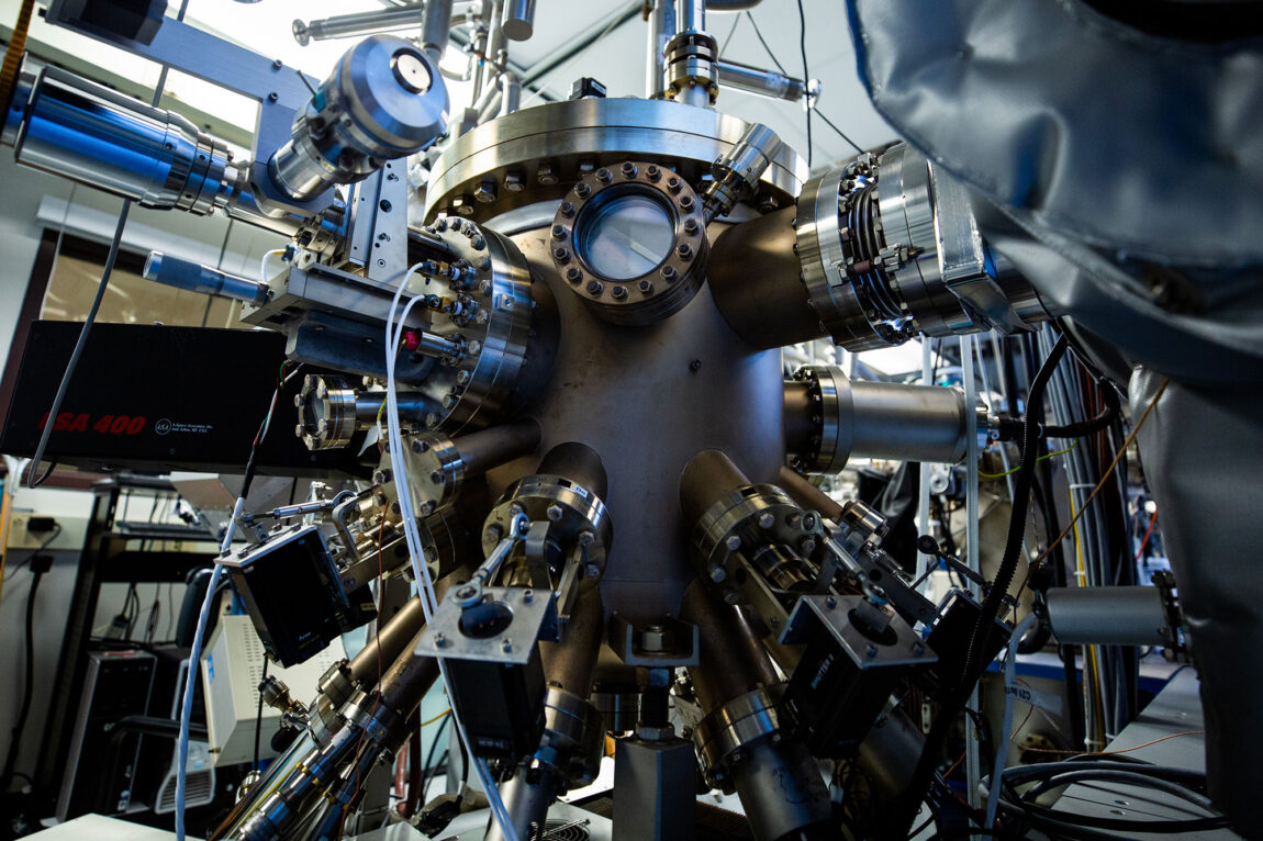 Photo of the molecular beam epitaxy system, housed in the Goldman Group MBE laboratory