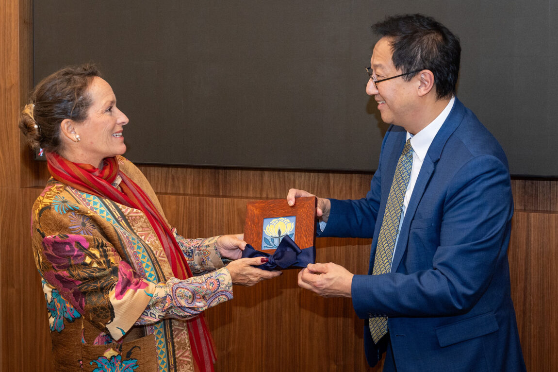 Photo of President Santa J. Ono presenting Princess Zahra Aga Khan with a gift of a Motawi tile.