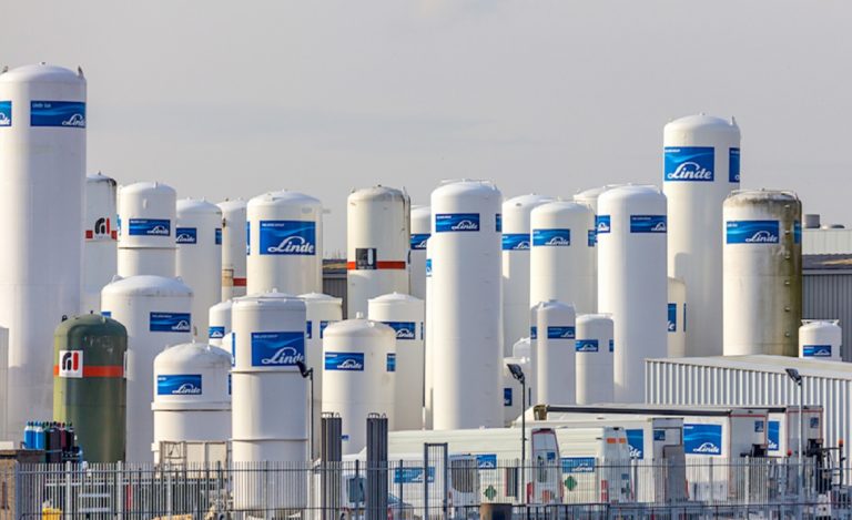 Storage tanks by Linde group. © Raimond Spekking / CC BY-SA 4.0 (via Wikimedia Commons)