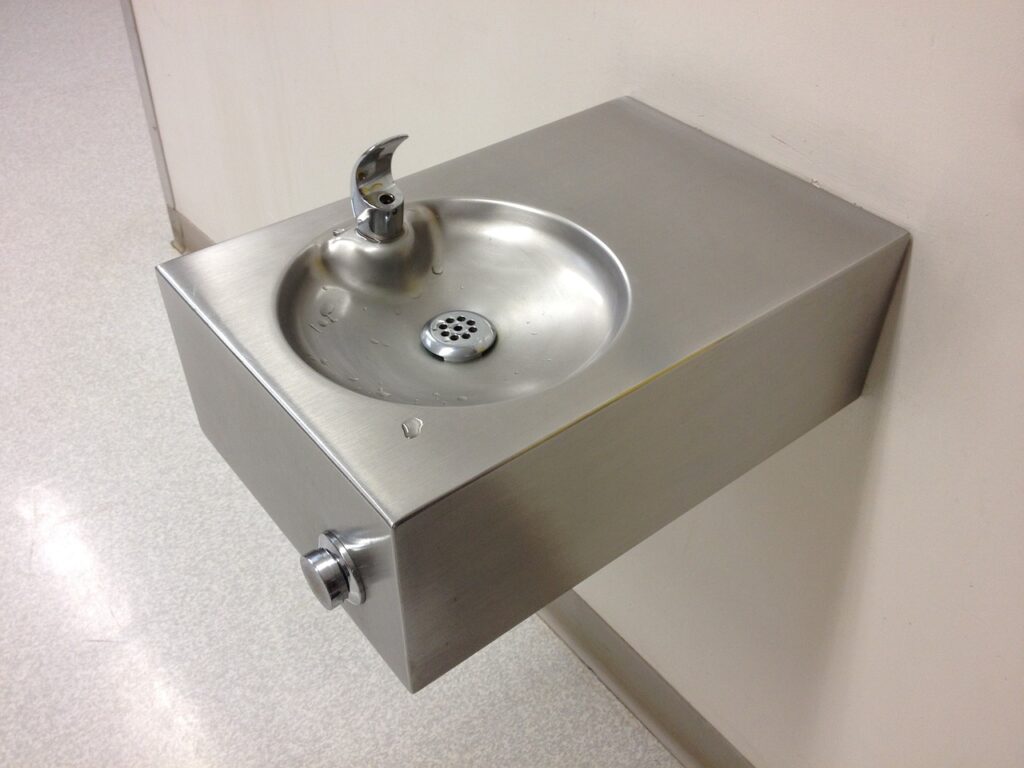 School water fountain. Image credit: deepcove, Pixabay.com