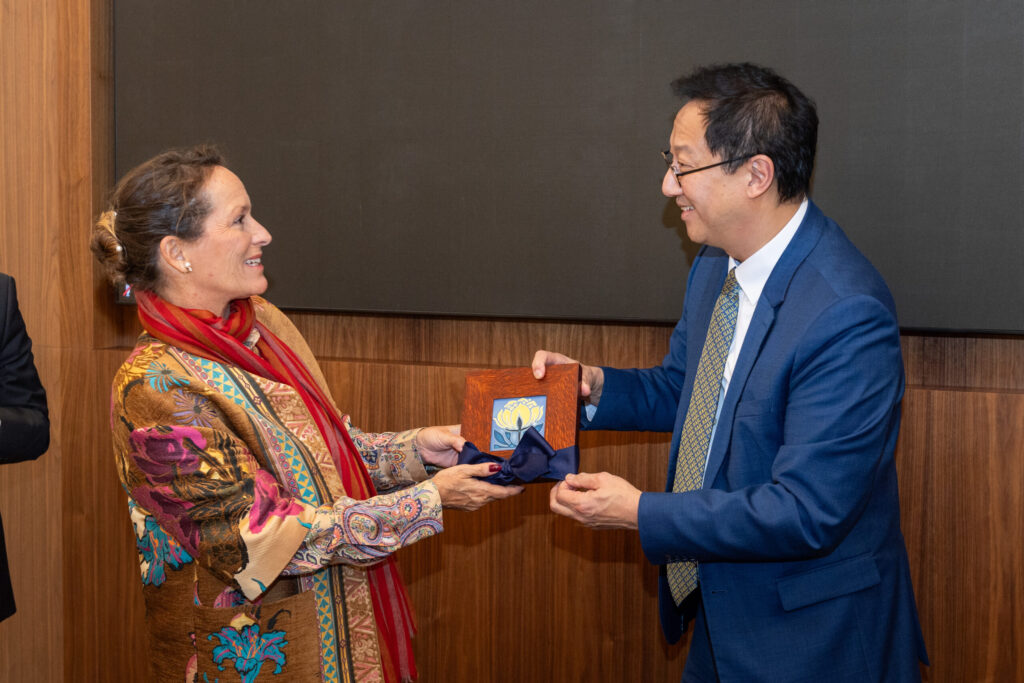 U-M President Santa Ono presents Princess Zahra Aga Khan with a gift of a Motawi tile during her recent visit to the Ann Arbor campus.