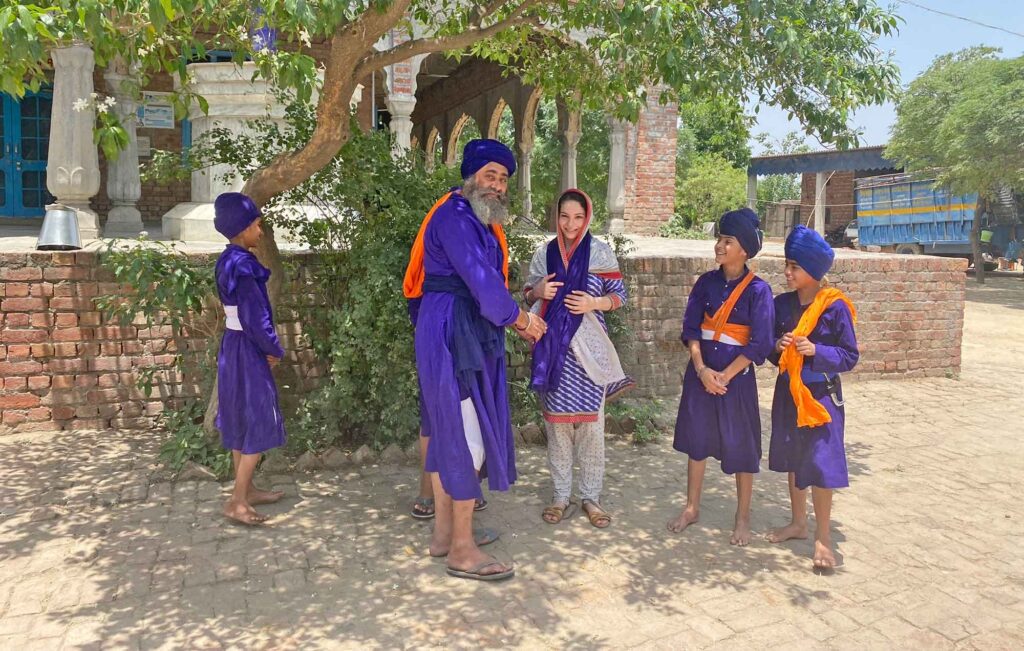 Brittany Puller (center) studying in India. Image courtesy: Brittany Puller
