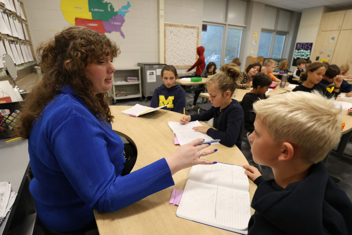 Photo of Lizzie Lockwood working with students in her fourth-grade class at Ada Vista Elementary School