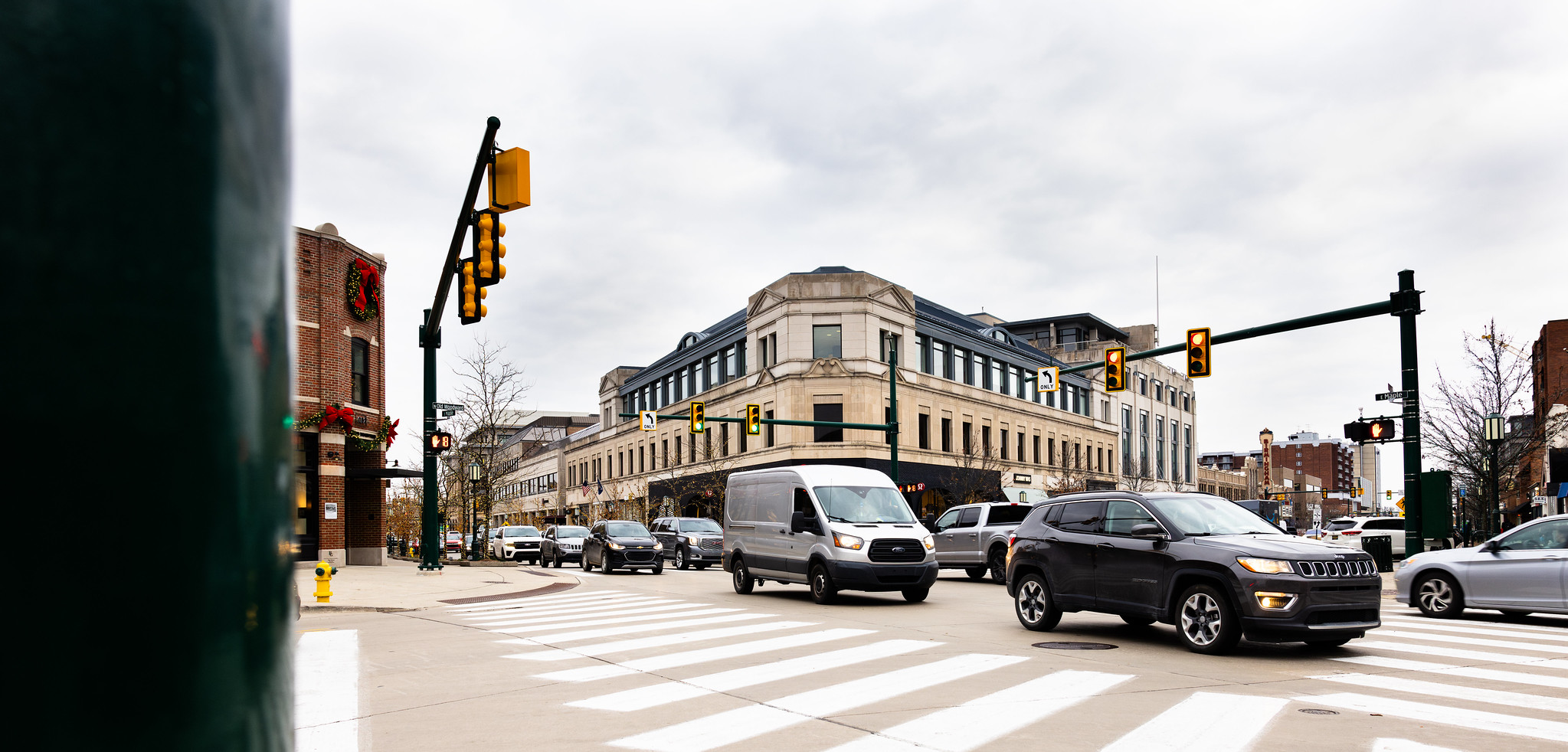 Traffic drives through one of the 34 intersections that was part of the connected vehicle data study in Birmingham, MI. Image credit: Jeremy Little, Michigan Engineering