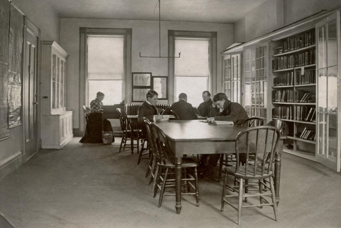 A photo of dental students in a room in 1898.