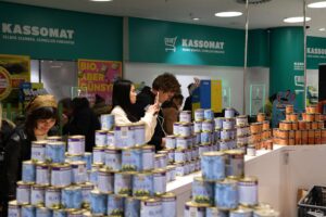 U-M students embark on field trips to grocery stores in Vienna to gather data for their marketing campaigns.