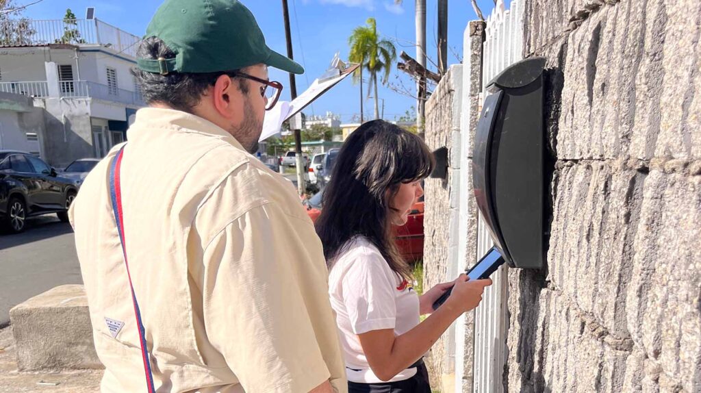 Students administering surveys to residents in Puerto Rico. Image credit: Laboratorio Puertorriqueño de Opinión Pública