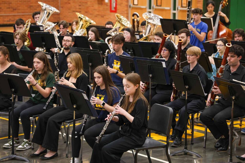 U-M students, in black concert attire, are interspersed with high school students from two Midland high schools. Image credit: Jeremy Marble, Michigan News