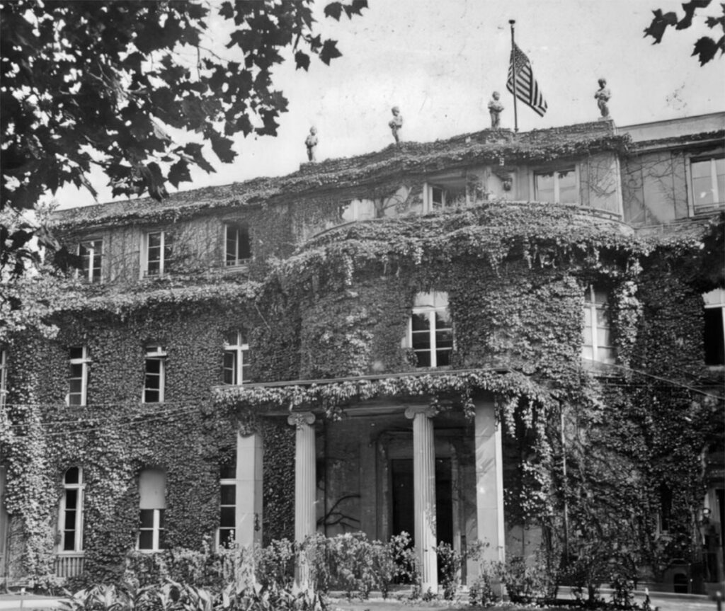 The Wannsee villa in 1945, with the U.S. flag hoisted above. Image courtesy: Traugott archive