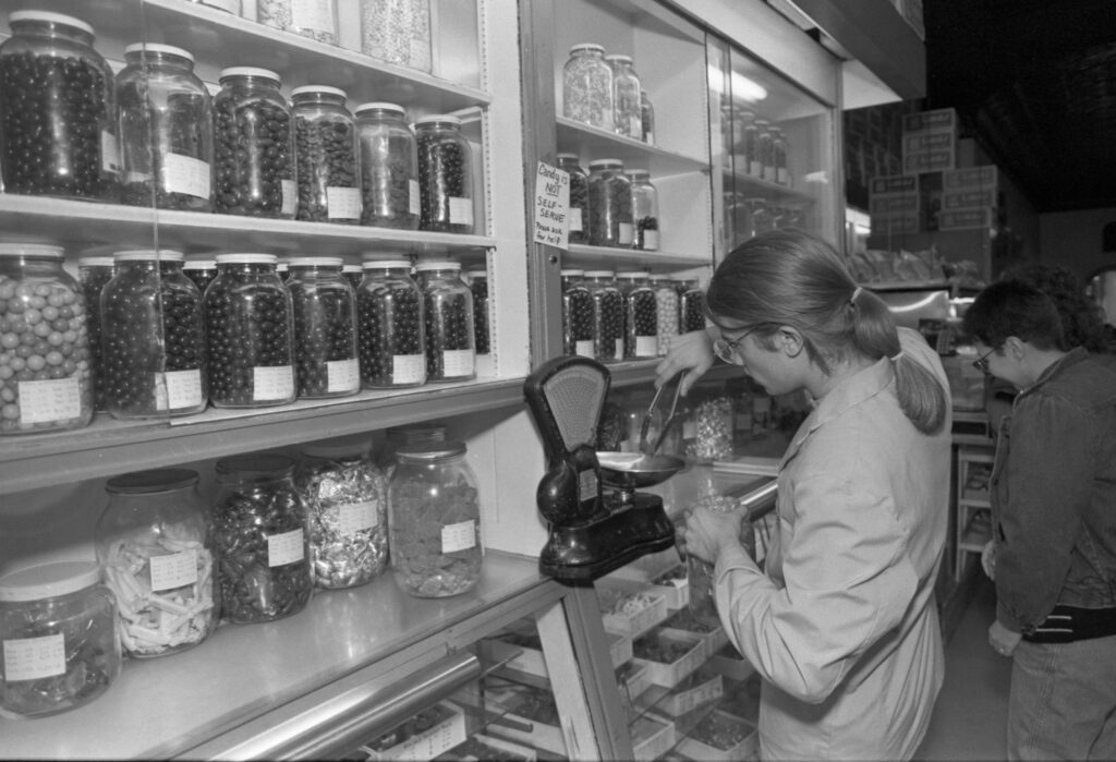 Well-stocked candy shelves at Drake’s Sandwich Shop in 1990.